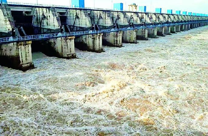 Water in the dam can be a scarcity measure | धरणातील पाणीच ठरू शकते टंचाईत उपाय Water in the dam can be a scarcity measure | धरणातील पाणीच ठरू शकते टंचाईत उपाय