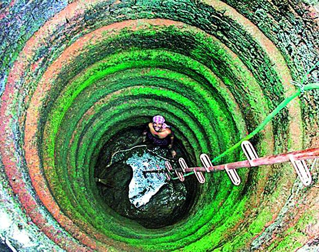 Water scarcity due to drying of wells | विहिरी कोरड्या होऊ लागल्याने पाणी टंचाई Water scarcity due to drying of wells | विहिरी कोरड्या होऊ लागल्याने पाणी टंचाई
