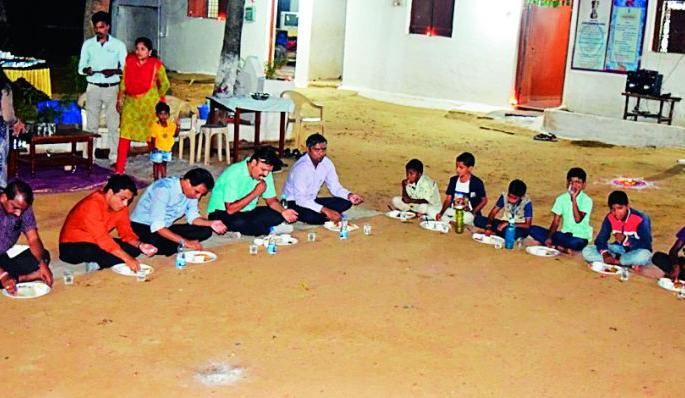 District Collector celebrates Diwali with children in the orphanage | अनाथाश्रमात मुलांसोबत जिल्हाधिकाऱ्यांनी केली दिवाळी साजरी District Collector celebrates Diwali with children in the orphanage | अनाथाश्रमात मुलांसोबत जिल्हाधिकाऱ्यांनी केली दिवाळी साजरी