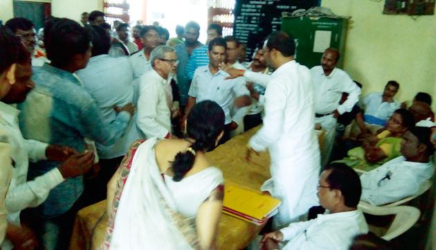 The Gram Sabha in Gajli Thana with water question | पाणी प्रश्नाने गाजली ठाण्याची ग्रामसभा