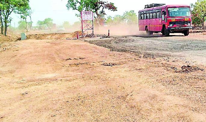 In the expansion of the road, the danger of civilian life | रस्ता विस्तारीकरणात नागरिकांचा जीव धोक्यात In the expansion of the road, the danger of civilian life | रस्ता विस्तारीकरणात नागरिकांचा जीव धोक्यात