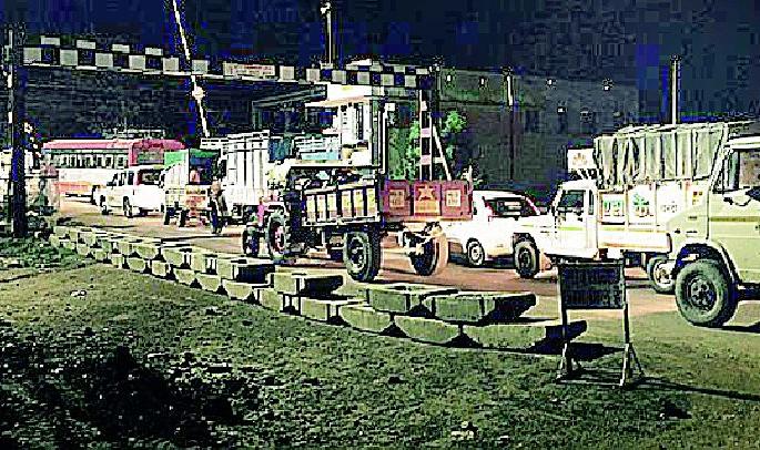 Failure in the rail-half hour traffic jam | रेल्वेफाटकात बिघाड-अर्धा तास वाहतूक ठप्प