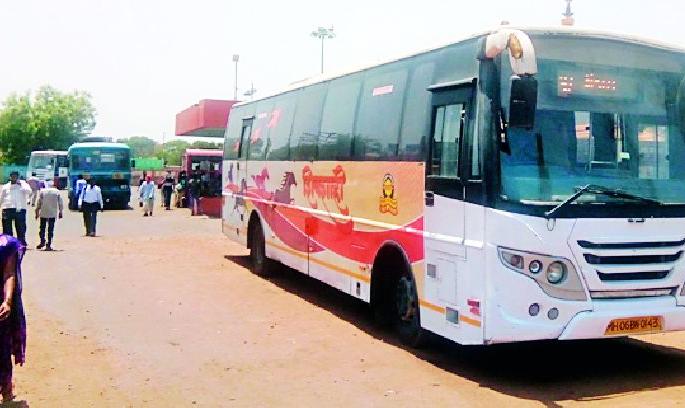 Supply of buses that ask for school trips | शालेय सहलीसाठी मागेल तेवढ्या बसेसचा पुरवठा Supply of buses that ask for school trips | शालेय सहलीसाठी मागेल तेवढ्या बसेसचा पुरवठा