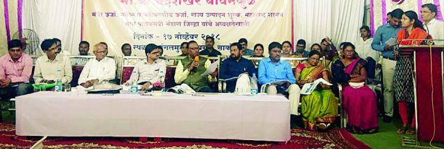 Water conservation and irrigation in the district | जिल्ह्यात जलसंधारण आणि सिंचनावर भर Water conservation and irrigation in the district | जिल्ह्यात जलसंधारण आणि सिंचनावर भर