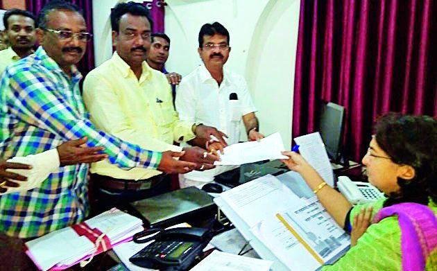 Police action against innocent people in the killing | हत्याप्रकरणात निर्दोषांवर केली पोलिसांनी कारवाई Police action against innocent people in the killing | हत्याप्रकरणात निर्दोषांवर केली पोलिसांनी कारवाई