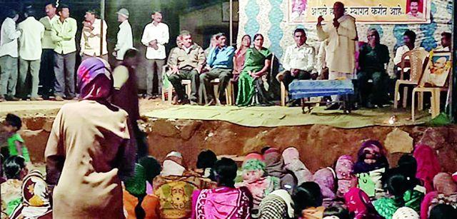 Make a liquor in the village, otherwise sell it in the house | गावात दारूबंदी करा, नाही तर घराघरात विक्रीची परवानगी द्या Make a liquor in the village, otherwise sell it in the house | गावात दारूबंदी करा, नाही तर घराघरात विक्रीची परवानगी द्या