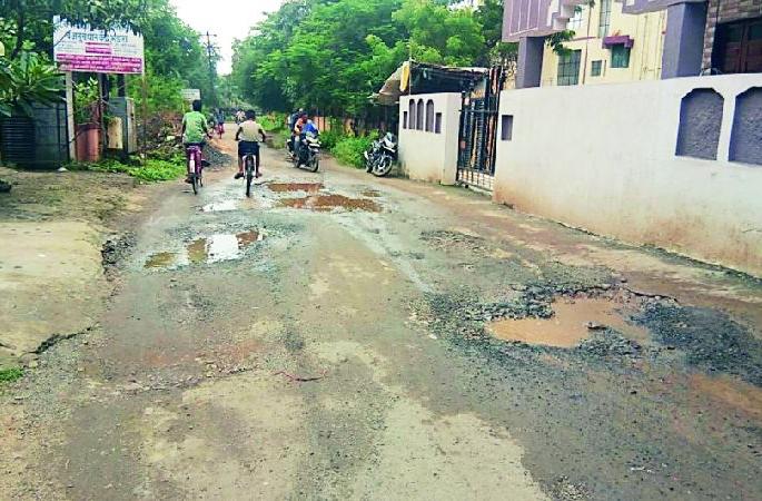 ponds on city roads | शहरातील रस्त्यांवर खड्डे नव्हे तलाव ponds on city roads | शहरातील रस्त्यांवर खड्डे नव्हे तलाव