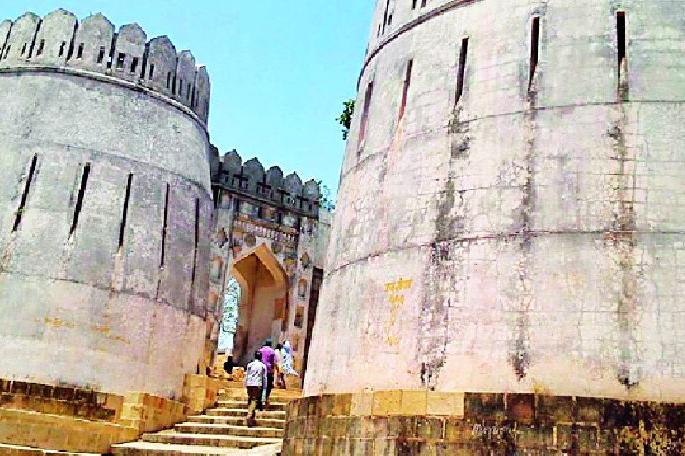 Tourists of Aamgad fort fell down to the stereo | आंबागड किल्ल्याची पर्यटकांना पडली भूरळ