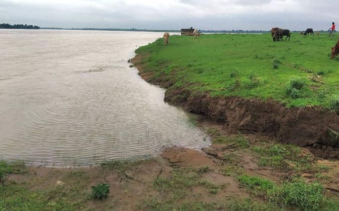 Landslides engulfed hundreds of acres of agriculture | भूस्खलनाने शेकडो एकर शेती गिळंकृत