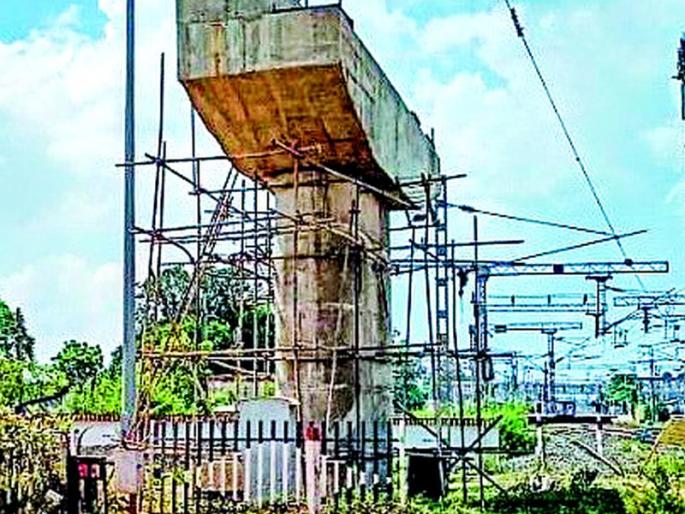 The 17 crore bridge cost 35 crore | सतरा कोटीच्या पुलाची किमत झाली 3५ कोटी