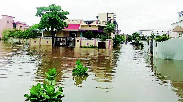 Hanuman Lake 'Overflow' | तुमसरातील हनुमान तलाव ‘ओव्हरफ्लो’ Hanuman Lake 'Overflow' | तुमसरातील हनुमान तलाव ‘ओव्हरफ्लो’