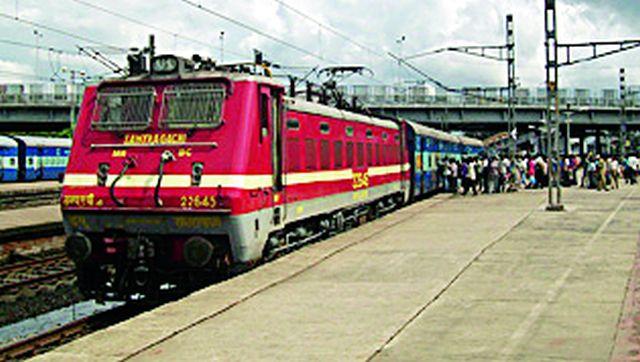 Ten thousand penalty for railway passengers | रेल्वे प्रवाशांना दहा हजारांचा दंड Ten thousand penalty for railway passengers | रेल्वे प्रवाशांना दहा हजारांचा दंड