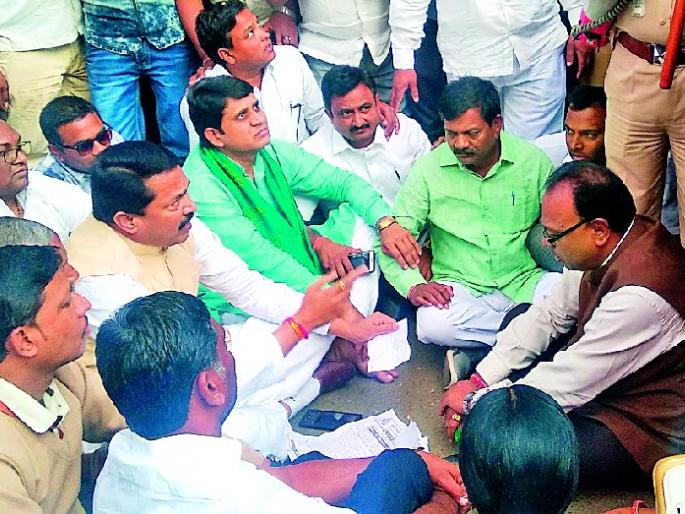 The Guardian Minister sat on the ground and talked to the agitators | पालकमंत्र्यांनी केली जमिनीवर बसून आंदोलनकर्त्यांशी चर्चा The Guardian Minister sat on the ground and talked to the agitators | पालकमंत्र्यांनी केली जमिनीवर बसून आंदोलनकर्त्यांशी चर्चा