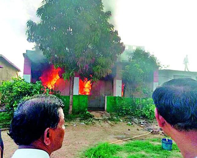 Short circuits ZP School fire | शार्ट सर्किटने जि.प. शाळेला आग Short circuits ZP School fire | शार्ट सर्किटने जि.प. शाळेला आग