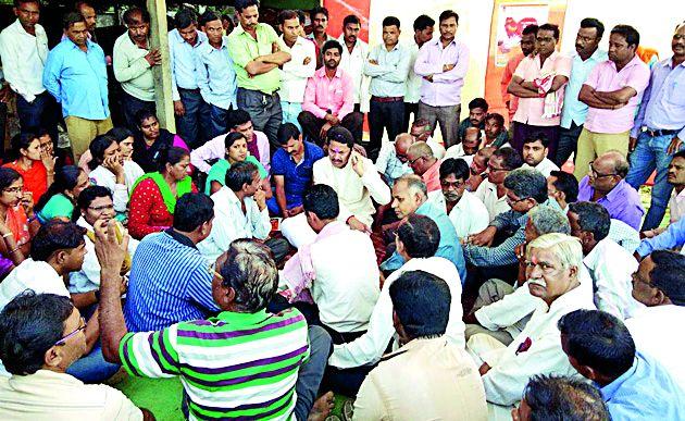 Passengers' arrival due to the strike of employees | कर्मचाºयांच्या संपामुळे प्रवाशांचे हाल Passengers' arrival due to the strike of employees | कर्मचाºयांच्या संपामुळे प्रवाशांचे हाल