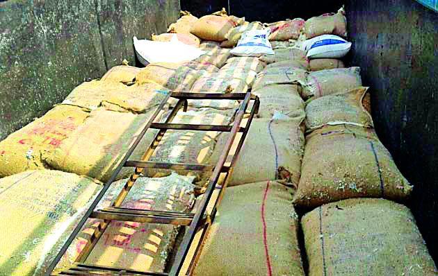 71 granular rice seized of nutrition | पोषण आहाराची ७१ पोती तांदूळ जप्त