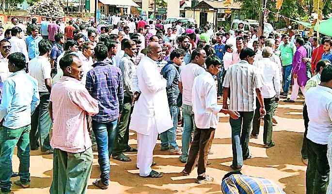 The businessman gave the whole day to the shopkeeper | भरदिवसा सराईत गुंडाला व्यापाऱ्यांनी दिला चोप The businessman gave the whole day to the shopkeeper | भरदिवसा सराईत गुंडाला व्यापाऱ्यांनी दिला चोप