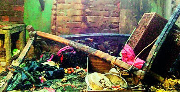 Burning the rare house burnt | विरलीत घर जळून भस्मसात Burning the rare house burnt | विरलीत घर जळून भस्मसात