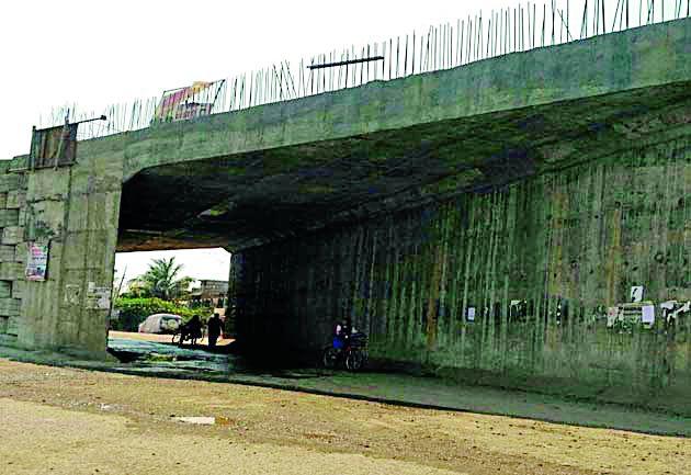 Due to the Railway Fly Bridge, | रेल्वे उड्डान पूल ठरतोय कर्दनकाळ