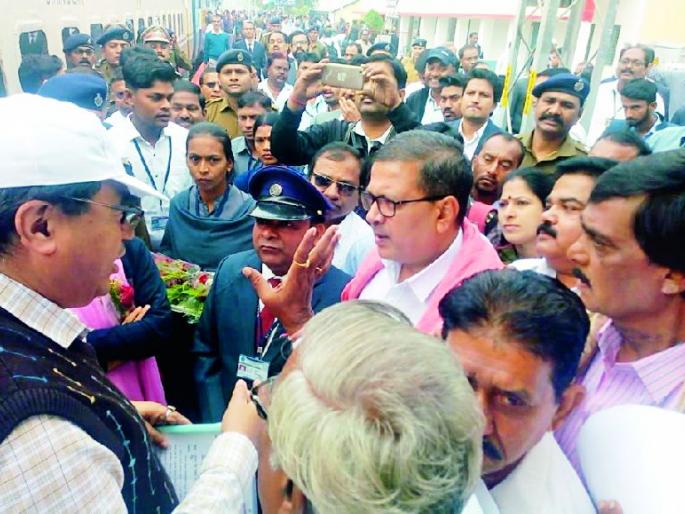 Ex-MPs hit by railway police | माजी खासदारांना रेल्वे पोलिसांकडून धक्काबुक्की