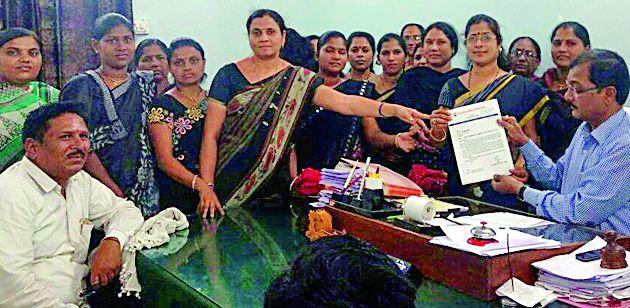 Black Day is celebrated by Congress party for violence against women | अत्याचाराच्या निषेधार्थ महिला काँग्रेसने पाळला काळा दिवस