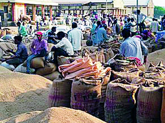 Paddy purchase at only 15 centers in the district | जिल्ह्यात केवळ १५ केंद्रांवर धान खरेदी Paddy purchase at only 15 centers in the district | जिल्ह्यात केवळ १५ केंद्रांवर धान खरेदी
