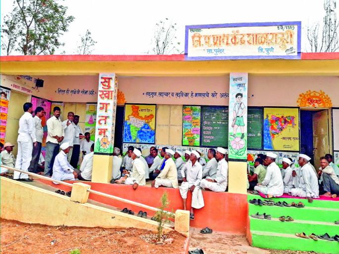 no "Students" coming in the school rajuri village at Purandar taluka | पुरंदर तालुक्यातील राजुरीत '' विद्यार्थ्यां'' विना भरली शाळा