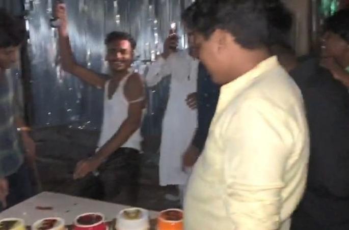 police taking action amid celebrating birthdays on road at midnight | रस्त्यावर वाढदिवस साजरा कराल तर केक लॉकअपमध्ये खावा लागेल