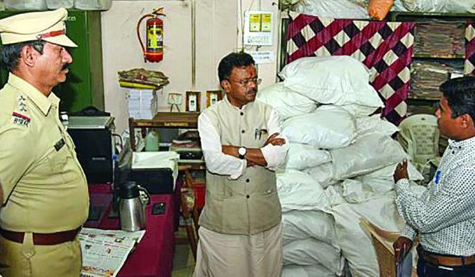 Two FDA officials suspended | 'एफडीए'चे दोन अधिकारी निलंबीत  Two FDA officials suspended | 'एफडीए'चे दोन अधिकारी निलंबीत