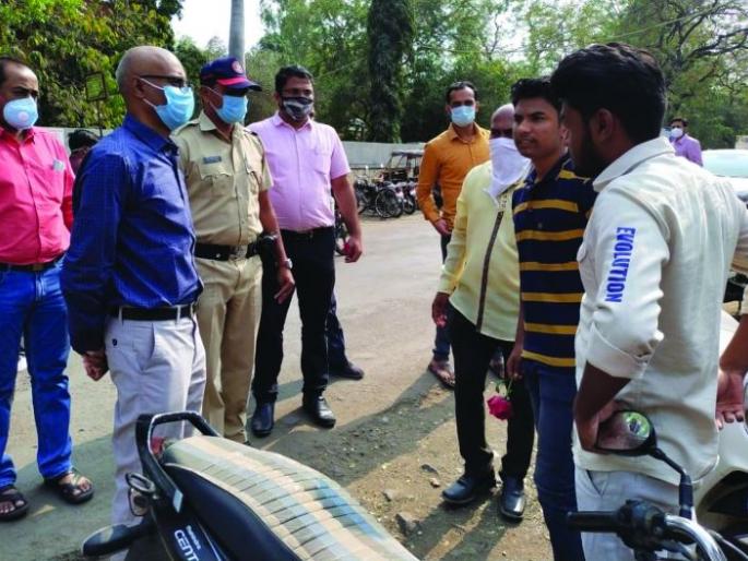 The Collector gave an understanding to those who do not use masks | मास्क न वापरणाऱ्यांना जिल्हाधिकाऱ्यांनी दिली समज The Collector gave an understanding to those who do not use masks | मास्क न वापरणाऱ्यांना जिल्हाधिकाऱ्यांनी दिली समज