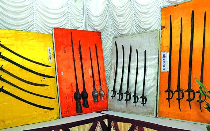 Demonstration of weapons in Buldana | बुलडाण्यात शिवकालीन शस्त्रांचे प्रदर्शन Demonstration of weapons in Buldana | बुलडाण्यात शिवकालीन शस्त्रांचे प्रदर्शन