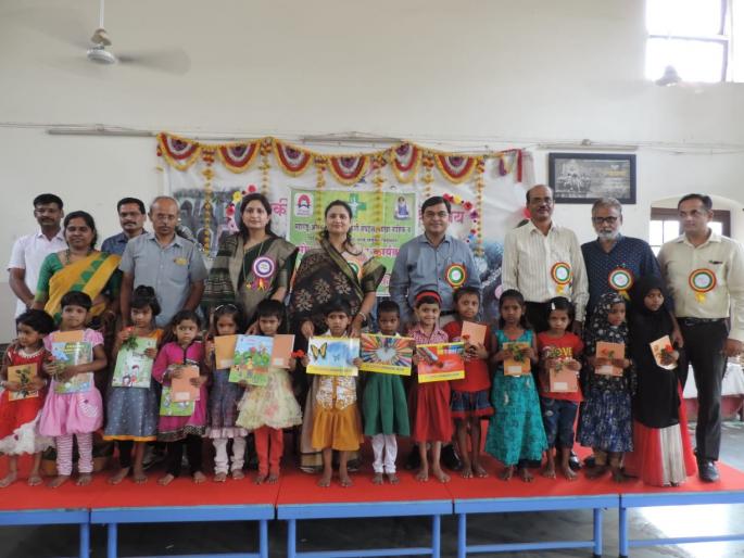 This year too, the distribution of around nine thousand rupees | यावर्षीही साडेनऊ हजार वह्यांचे वाटप This year too, the distribution of around nine thousand rupees | यावर्षीही साडेनऊ हजार वह्यांचे वाटप