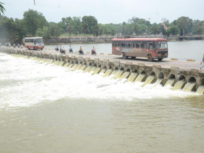  Bus traffic resumes from the floor bridge at Dhule | धुळे येथील फरशी पुलावरून बस वाहतूक पुन्हा सुरू