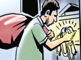 The burglary also took away the bike along with the jewelery | घरफोडीत दागिन्यांसह दुचाकीही लांबविली The burglary also took away the bike along with the jewelery | घरफोडीत दागिन्यांसह दुचाकीही लांबविली