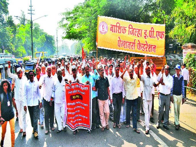 Pensioners 'Forum on the District Collectorate changed the changes in the unorganized sector workers' pension scheme | असंघटित क्षेत्रातील कामगारांच्या पेन्शन योजनेत बदल जिल्हाधिकारी कार्यालयावर पेन्शनधारकांचा मोर्चा