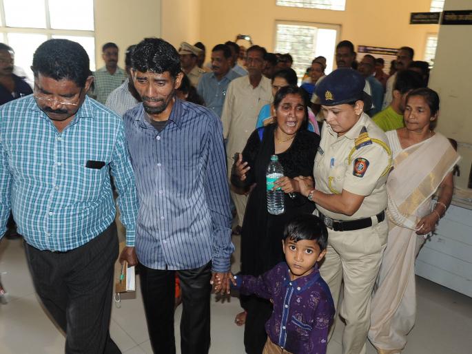 In front of the police headquarters of Kolhapur, the victim's wife attempted suicide with her | कोल्हापूर पोलीस मुख्यालयासमोर महिलेचा पती-मुलांसह आत्मदहनाचा प्रयत्न In front of the police headquarters of Kolhapur, the victim's wife attempted suicide with her | कोल्हापूर पोलीस मुख्यालयासमोर महिलेचा पती-मुलांसह आत्मदहनाचा प्रयत्न