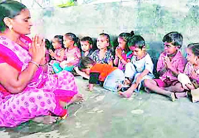 Anganwadiya stuck in 'online' | ‘आॅनलाईन’मध्ये अडकल्या अंगणवाडीताई