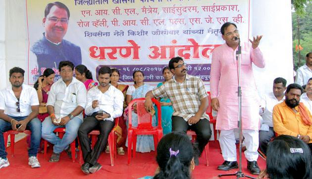 Shivsena dams against private finance companies | खासगी फायनान्स कंपन्यांच्या विरोधात शिवसेनेचे धरणे Shivsena dams against private finance companies | खासगी फायनान्स कंपन्यांच्या विरोधात शिवसेनेचे धरणे