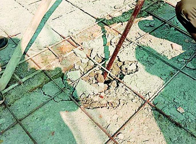 Villagers shut down the construction of a nearby school | ग्रामस्थांनी बंद पाडले चखविरखल शाळा बांधकाम Villagers shut down the construction of a nearby school | ग्रामस्थांनी बंद पाडले चखविरखल शाळा बांधकाम
