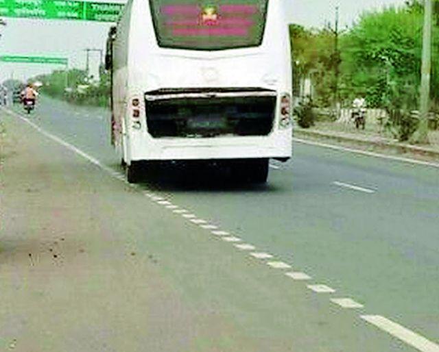 'Shivshahi' ran with open trunk | डिक्की उघडी ठेवून धावली ‘शिवशाही’ 'Shivshahi' ran with open trunk | डिक्की उघडी ठेवून धावली ‘शिवशाही’