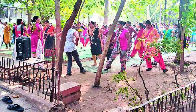 On the way to the Azad Garden Barking | आझाद गार्डन भकास होण्याच्या मार्गावर On the way to the Azad Garden Barking | आझाद गार्डन भकास होण्याच्या मार्गावर