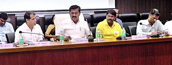 Do not charge interest from the debt waiver farmers | कर्जमाफी दिलेल्या शेतकऱ्यांकडून व्याज वसूल करू नये Do not charge interest from the debt waiver farmers | कर्जमाफी दिलेल्या शेतकऱ्यांकडून व्याज वसूल करू नये