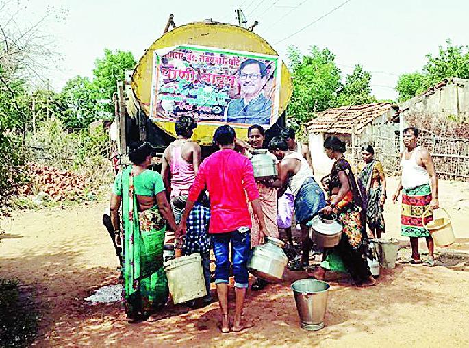 Tankers supply in the state to overcome water shortage | पाणीटंचाईवर मात करण्यासाठी राजुऱ्यात टँकरने पुरवठा Tankers supply in the state to overcome water shortage | पाणीटंचाईवर मात करण्यासाठी राजुऱ्यात टँकरने पुरवठा