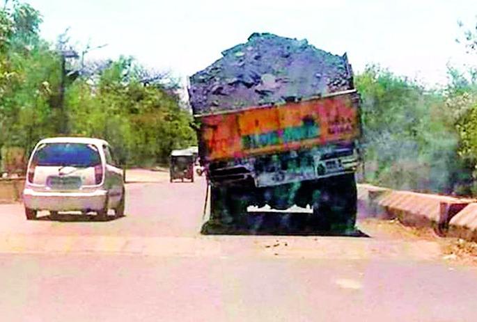 Overload transport from coal truck without tadpattri | ताडपत्री न बांधता कोळशाची ट्रकमधून ओव्हरलोड वाहतूक