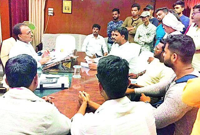 Beat the BRPS to the Waikolis manager | वेकोलि व्यवस्थापकाला बीआरएसपीचा घेराव Beat the BRPS to the Waikolis manager | वेकोलि व्यवस्थापकाला बीआरएसपीचा घेराव