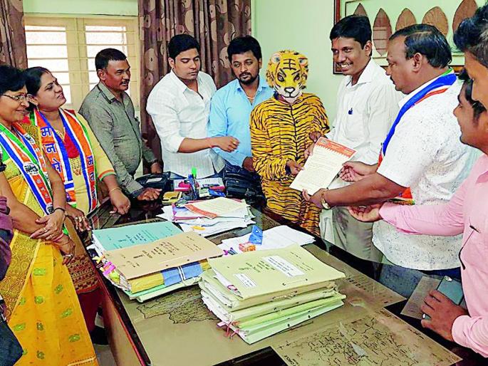 MNS deputy commissioner | मनसेचा वनअधिकाऱ्याला घेराव MNS deputy commissioner | मनसेचा वनअधिकाऱ्याला घेराव