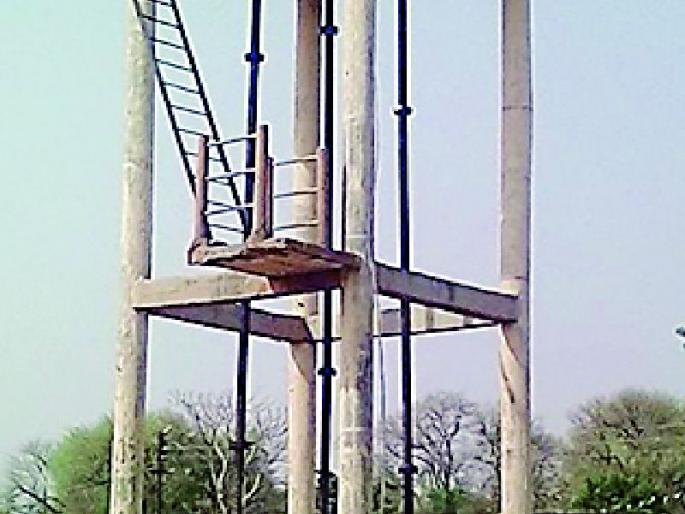 Water problem in Chuck gloss is serious | चक घोसरीत पाणी समस्या गंभीर Water problem in Chuck gloss is serious | चक घोसरीत पाणी समस्या गंभीर