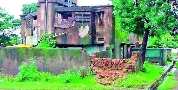The world of wackoli workers in a dilapidated colony | जीर्ण वसाहतीतच वेकोलि कामगारांचा संसार The world of wackoli workers in a dilapidated colony | जीर्ण वसाहतीतच वेकोलि कामगारांचा संसार