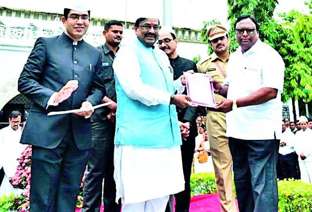 Revenue department officials felicitate | महसूल विभागातील अधिकाऱ्यांचा सत्कार