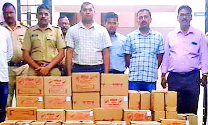 11 lakhs of liquor seized | ११ लाखांचा दारूसाठा जप्त 11 lakhs of liquor seized | ११ लाखांचा दारूसाठा जप्त